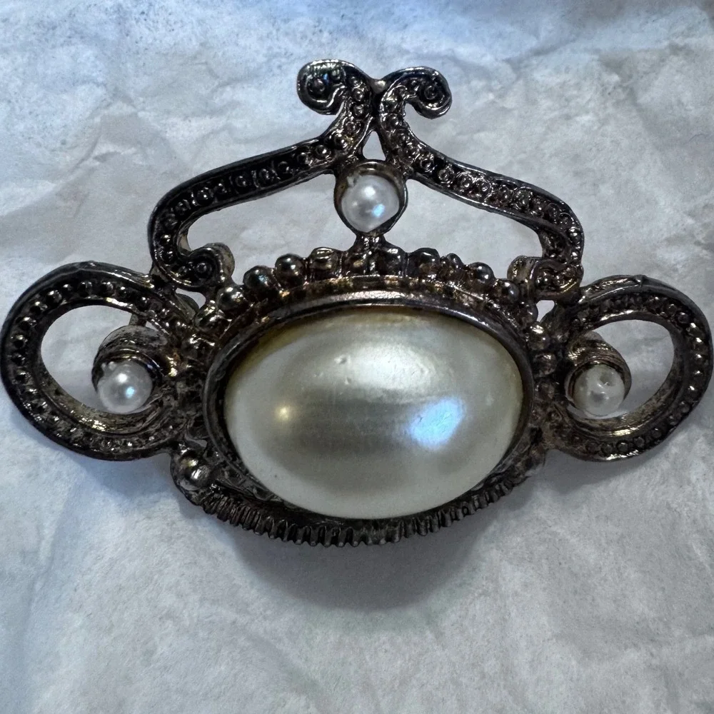 Vintage Style Faux Pearl Brooch Silver Tone Victorian Scroll Openwork‎ Pin 9g